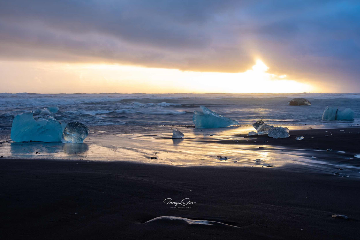 冰岛黑沙滩蓝冰洞