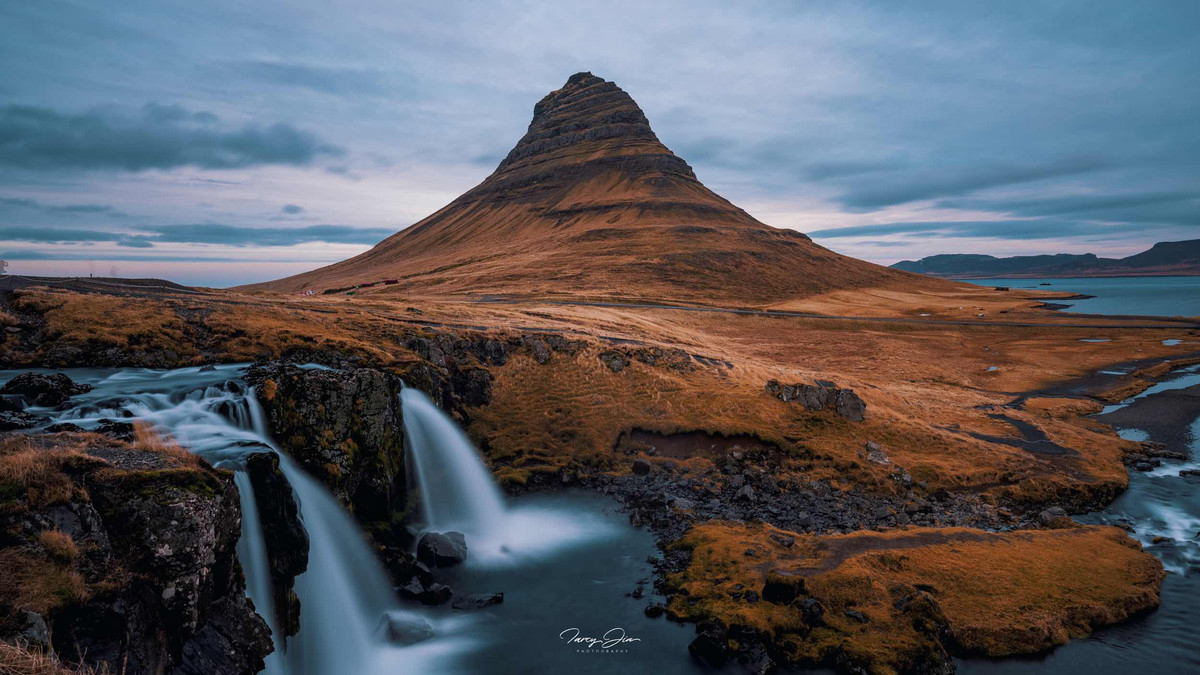 冰岛教会山瀑布