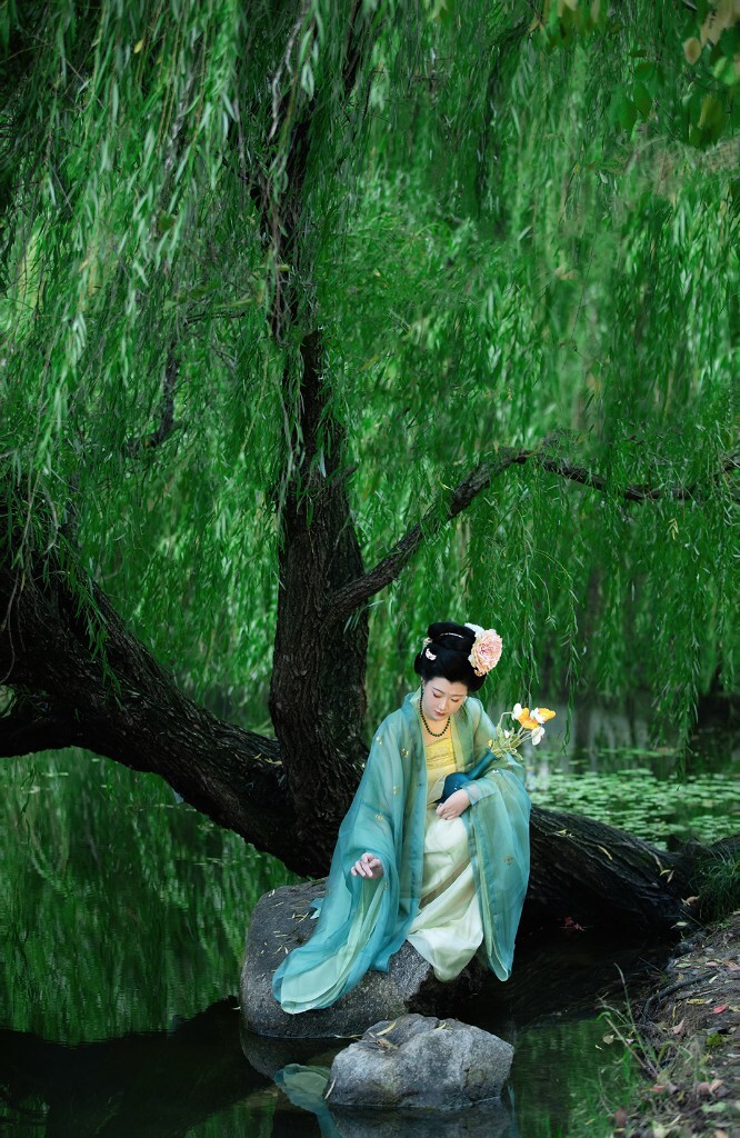 万条垂下绿丝绦