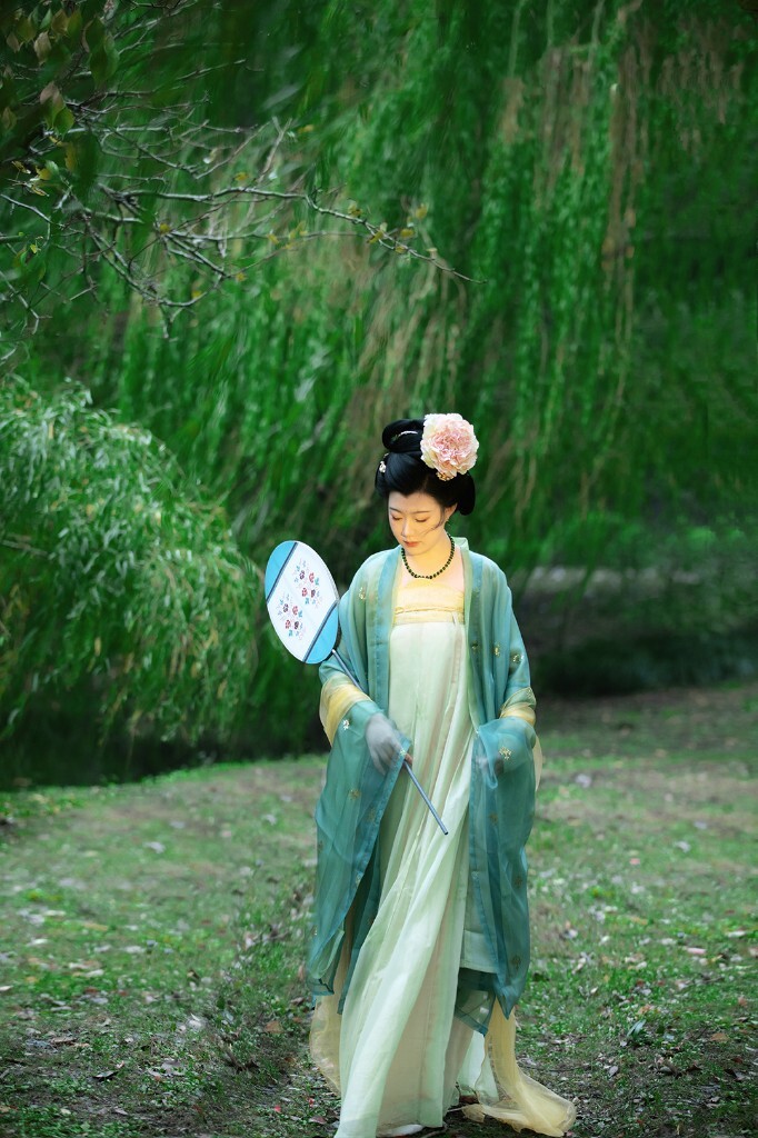 万条垂下绿丝绦