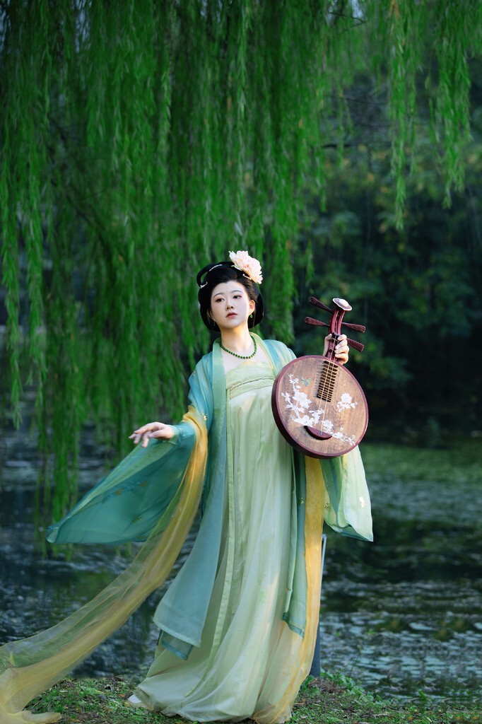 万条垂下绿丝绦