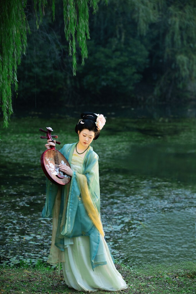 万条垂下绿丝绦
