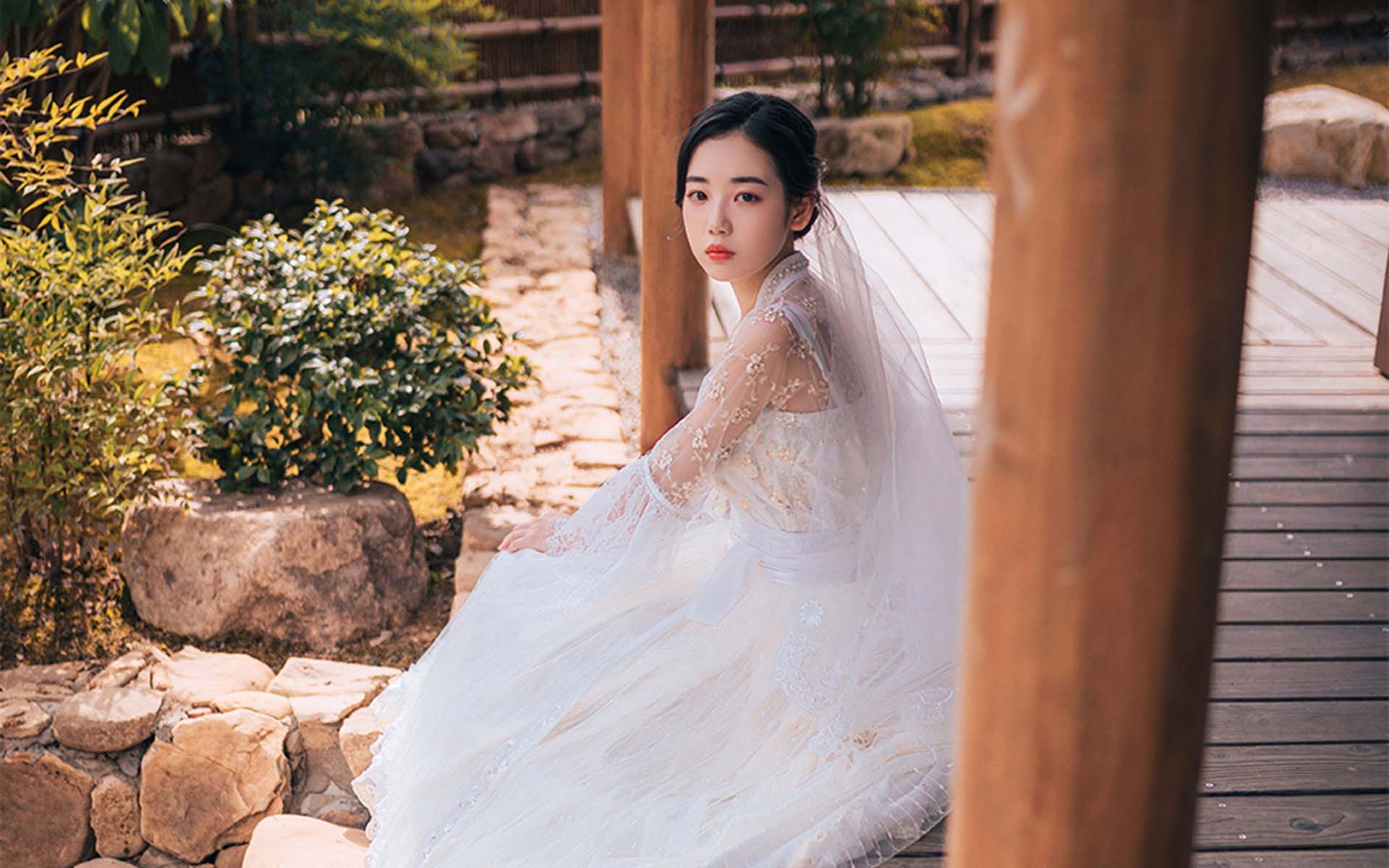 妆容系列丨中式传统新娘造型vs西式新娘造型，你更爱哪一款？