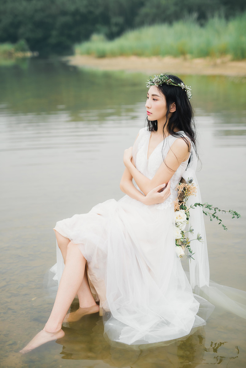 鲸鱼—水边草海的阿狄丽娜