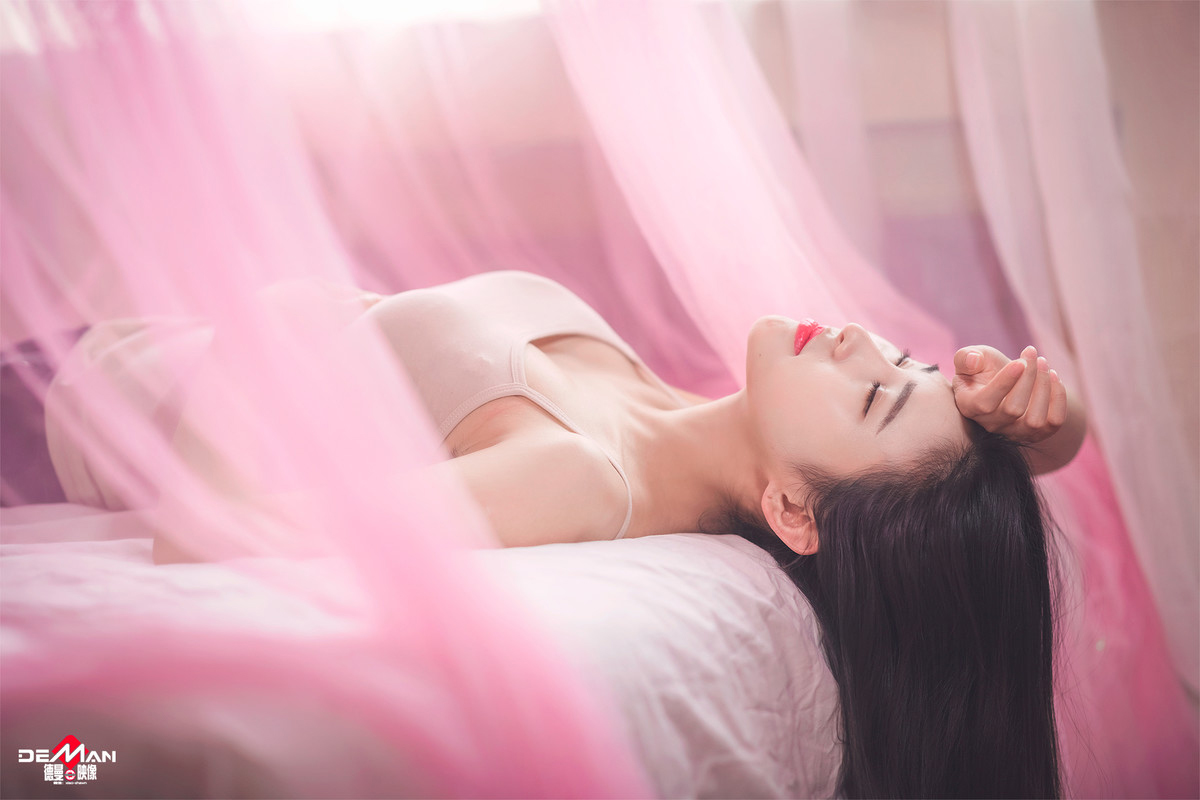 疯狂的兔子—粉色窗前