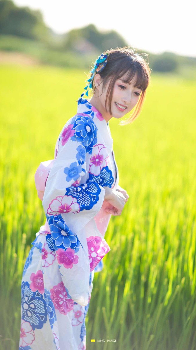 和服稻田少女写真