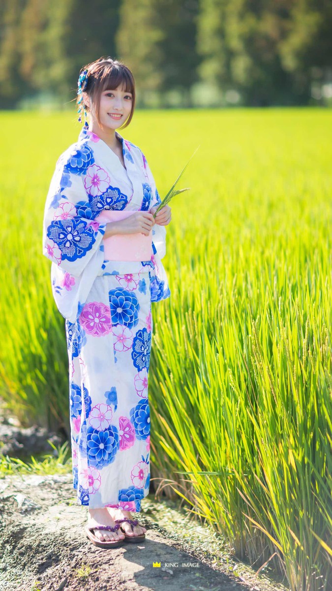 和服稻田少女写真
