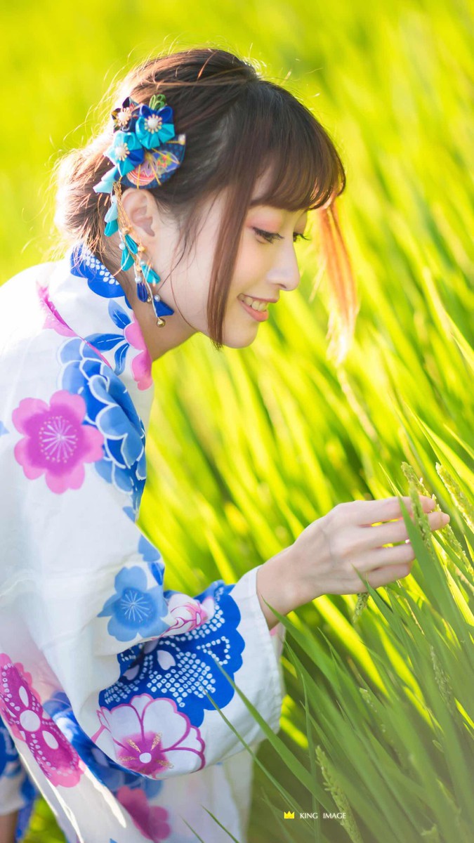 和服稻田少女写真