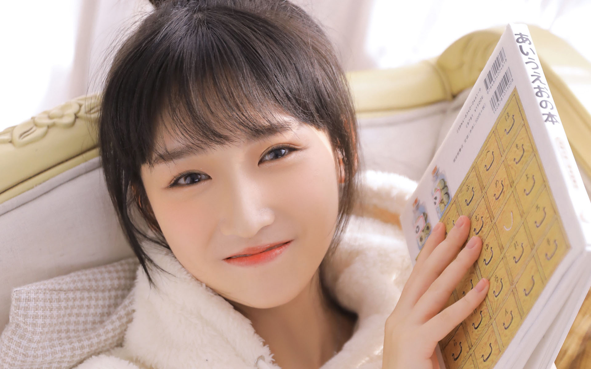 丸子头居家美女