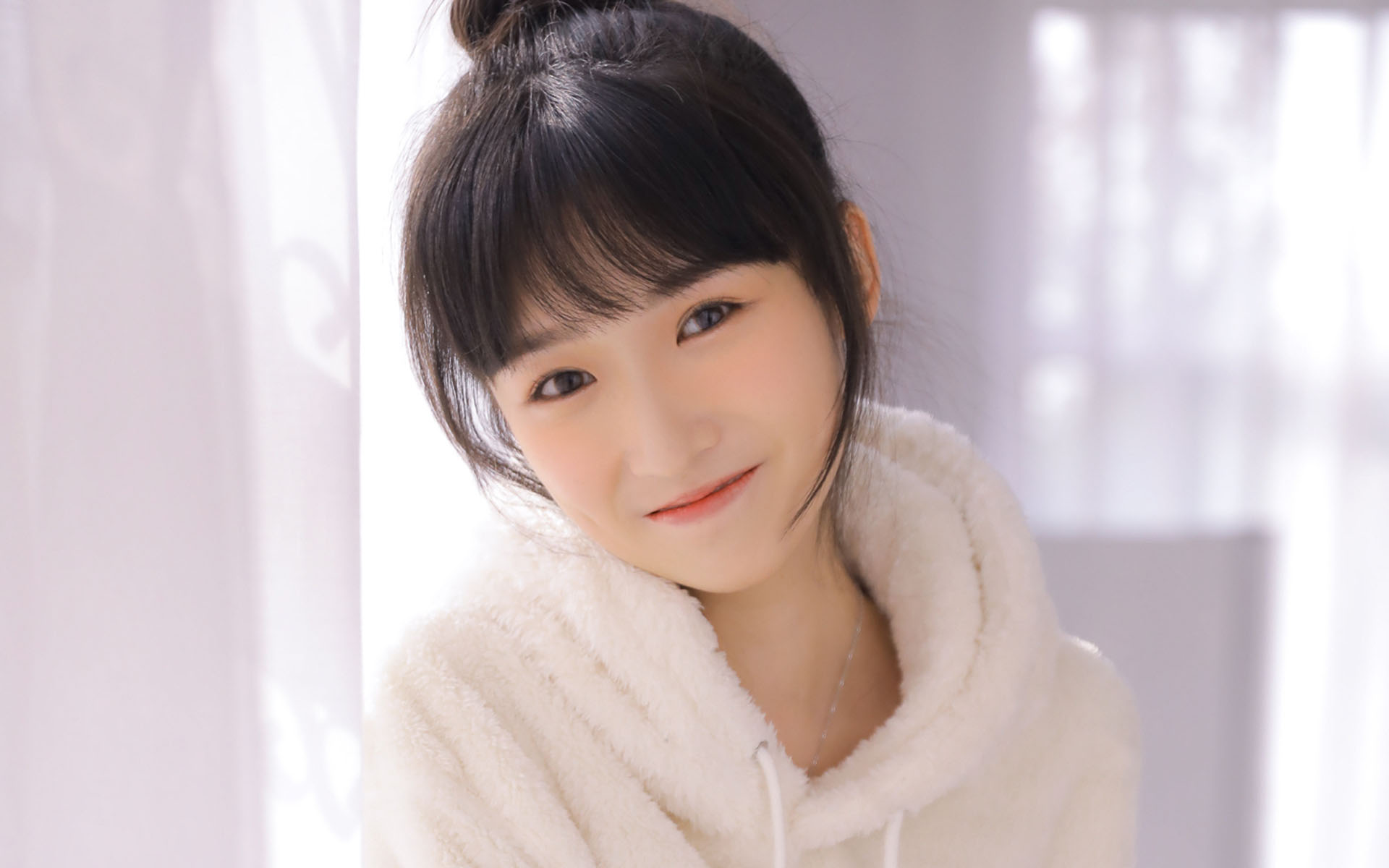 丸子头居家美女