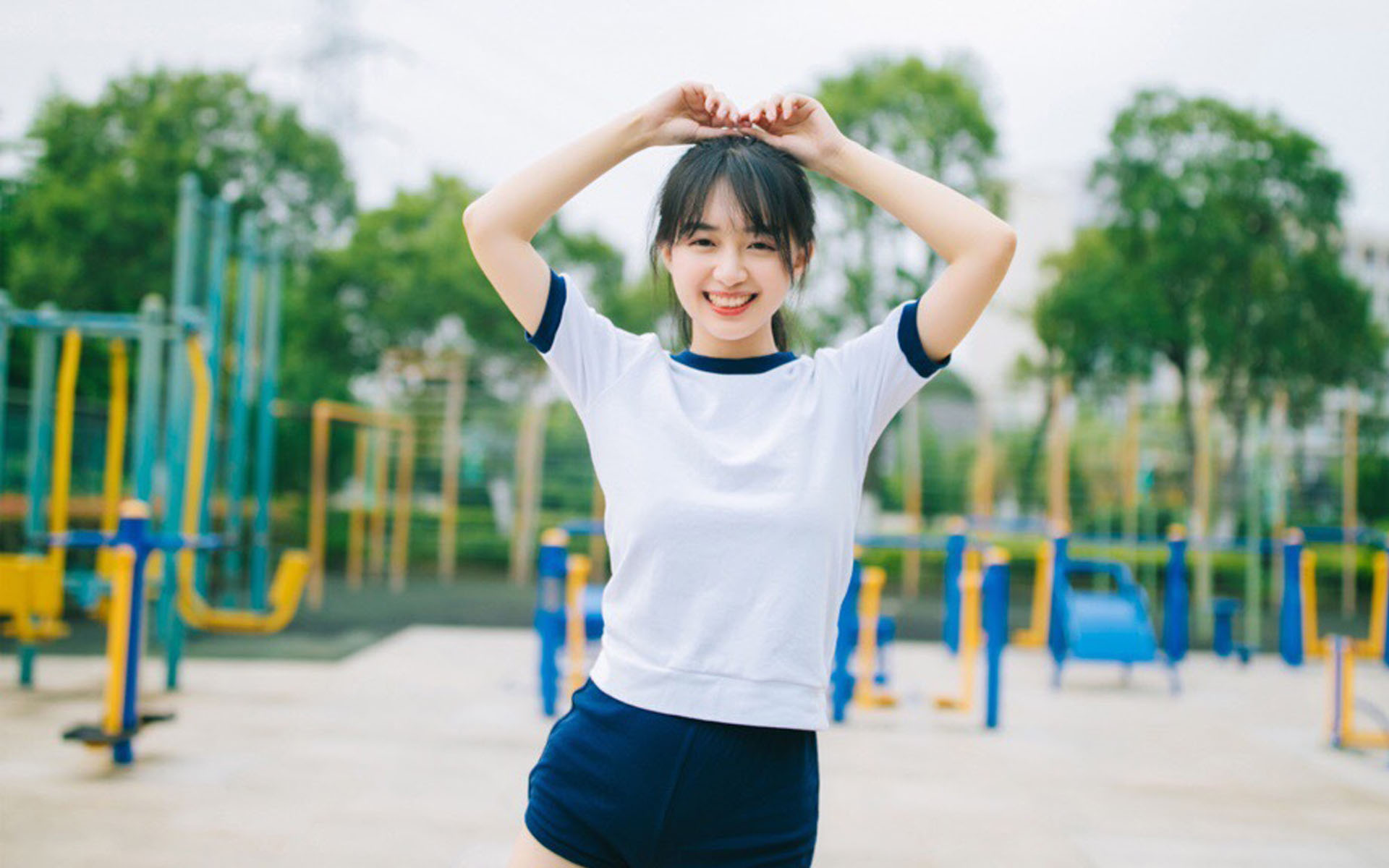 校园美女操场性感