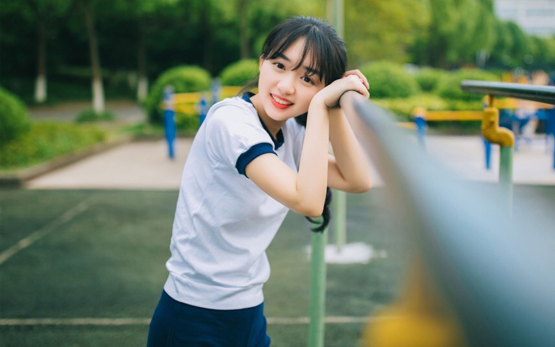 校园美女操场性感