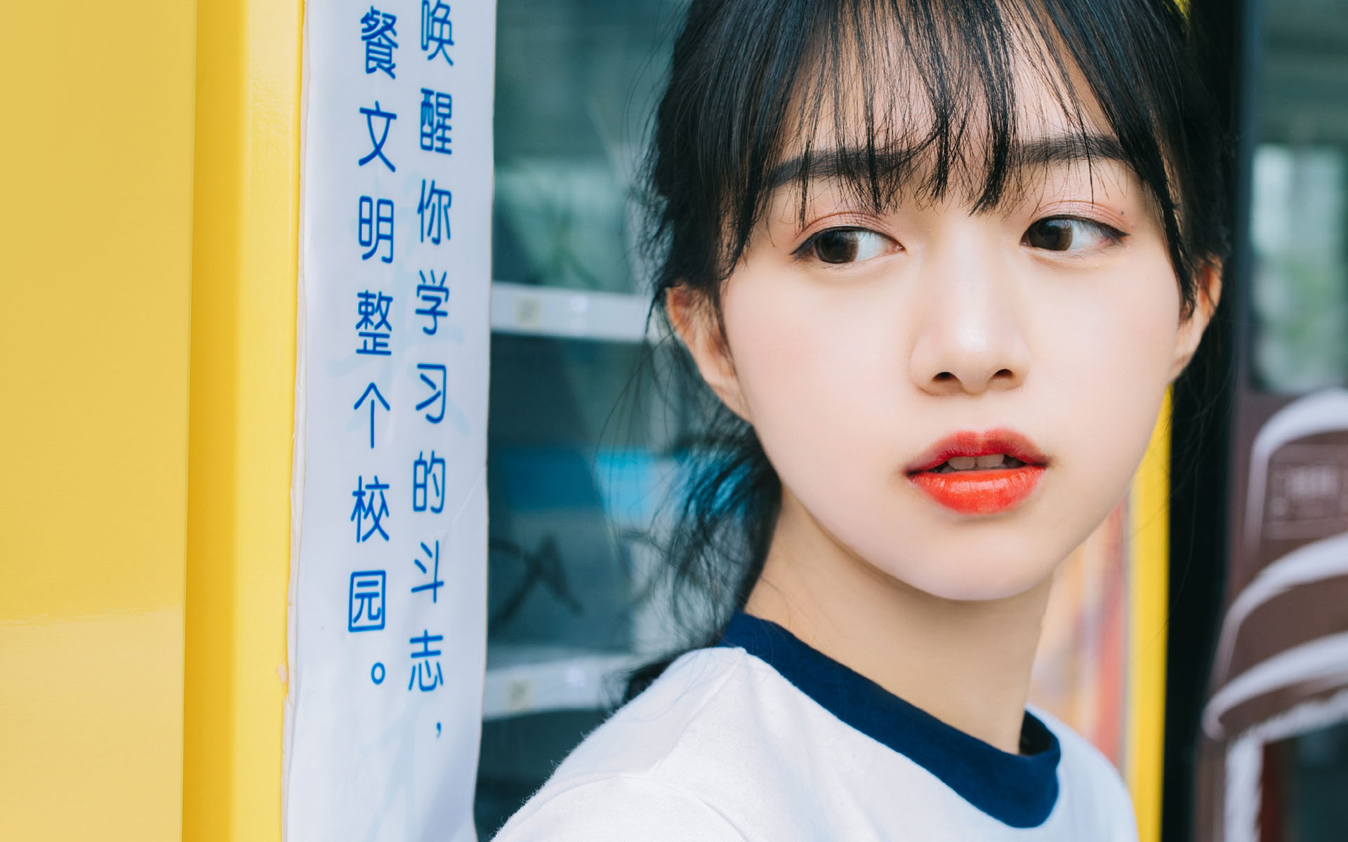 校园美女操场性感