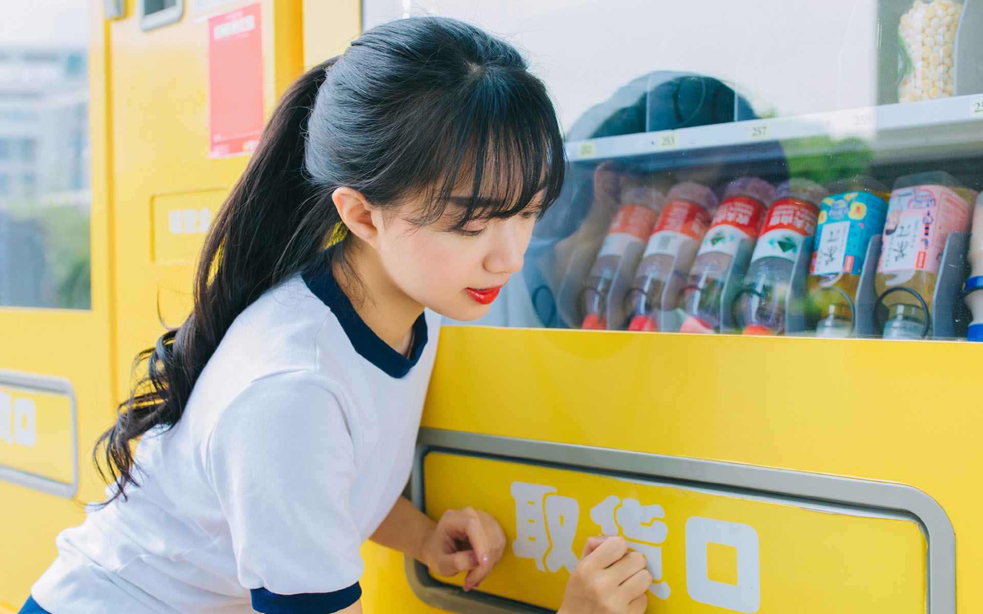 校园美女操场性感