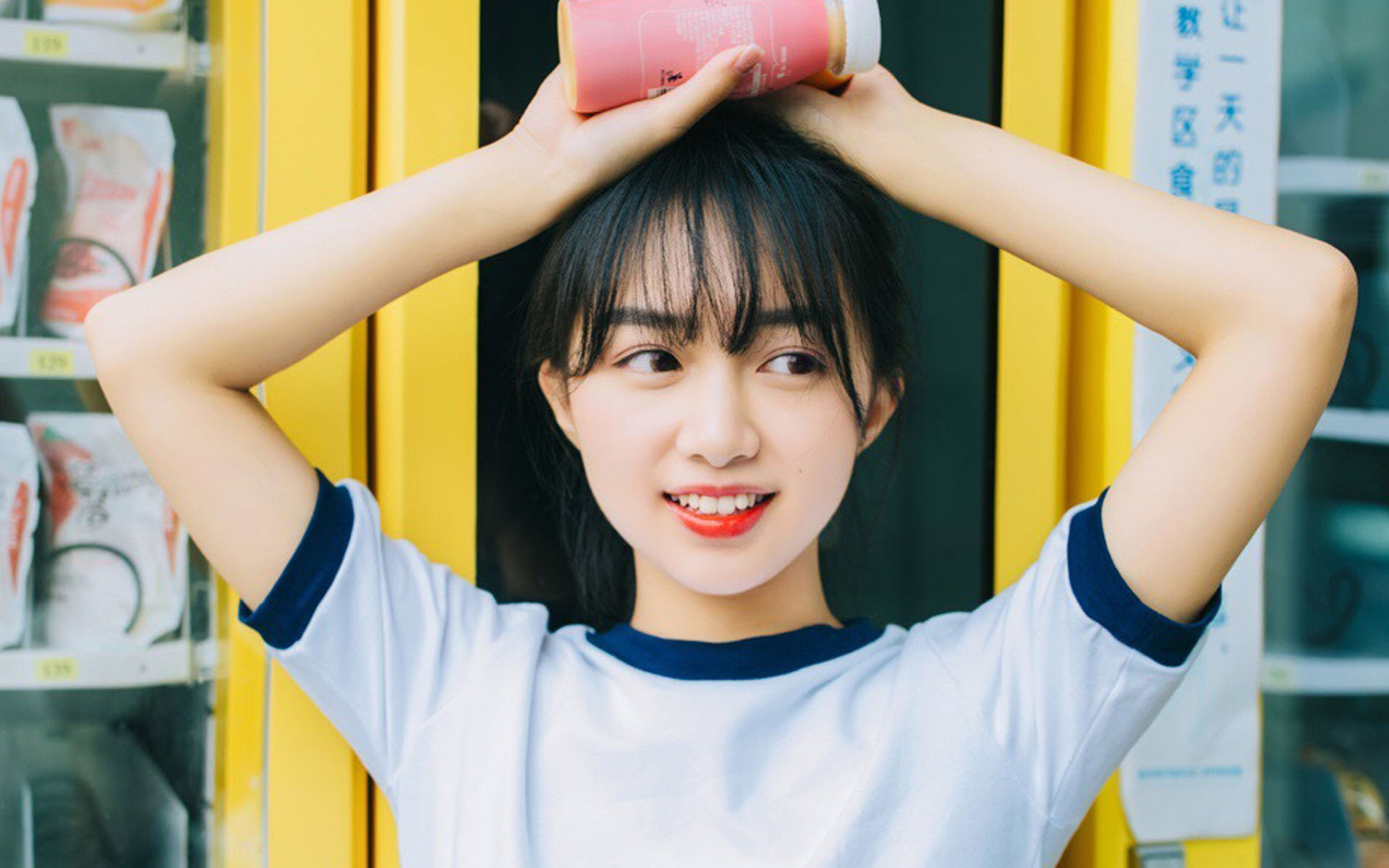 校园美女操场性感
