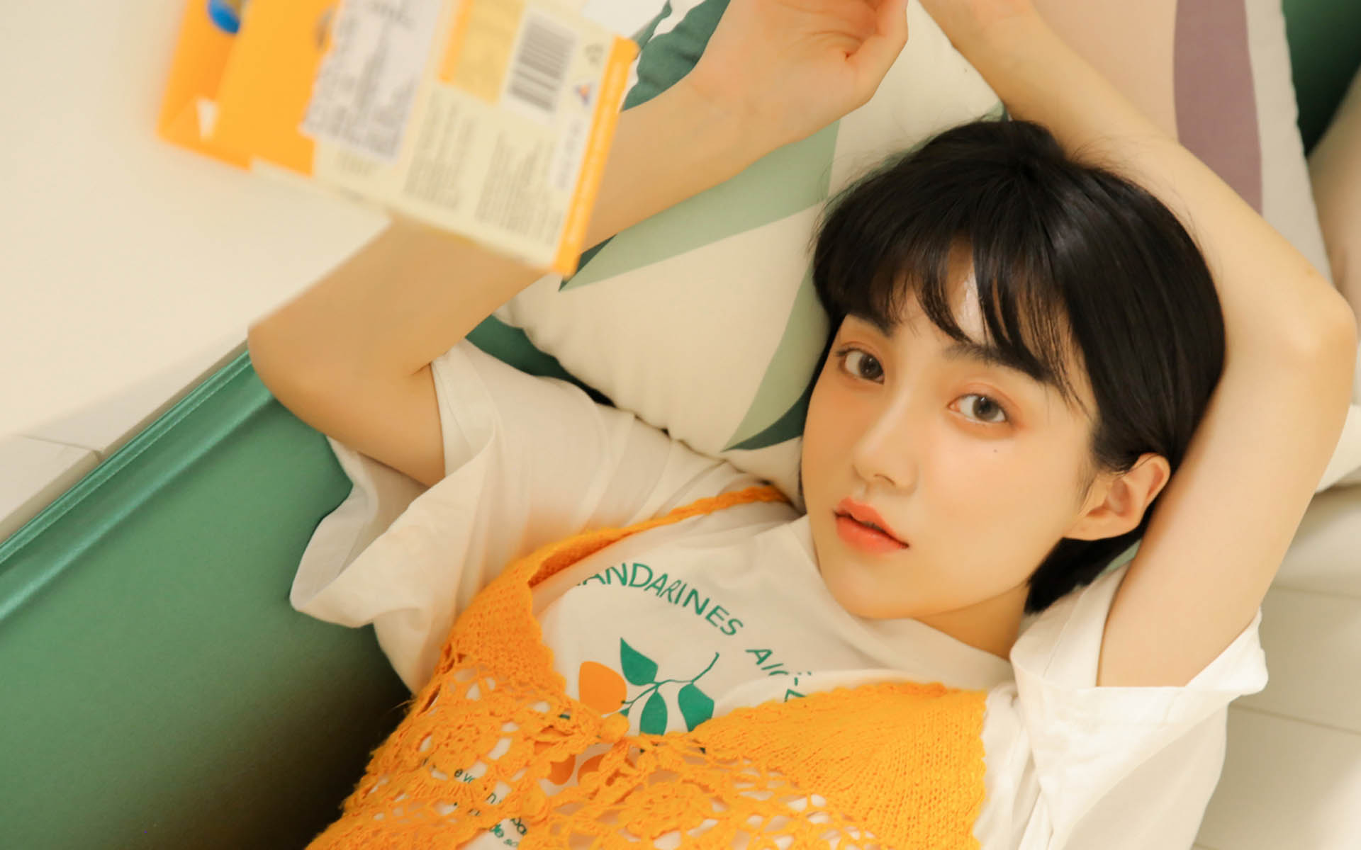 阳光短发美女