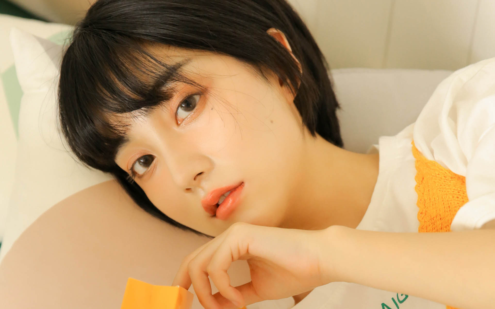 阳光短发美女