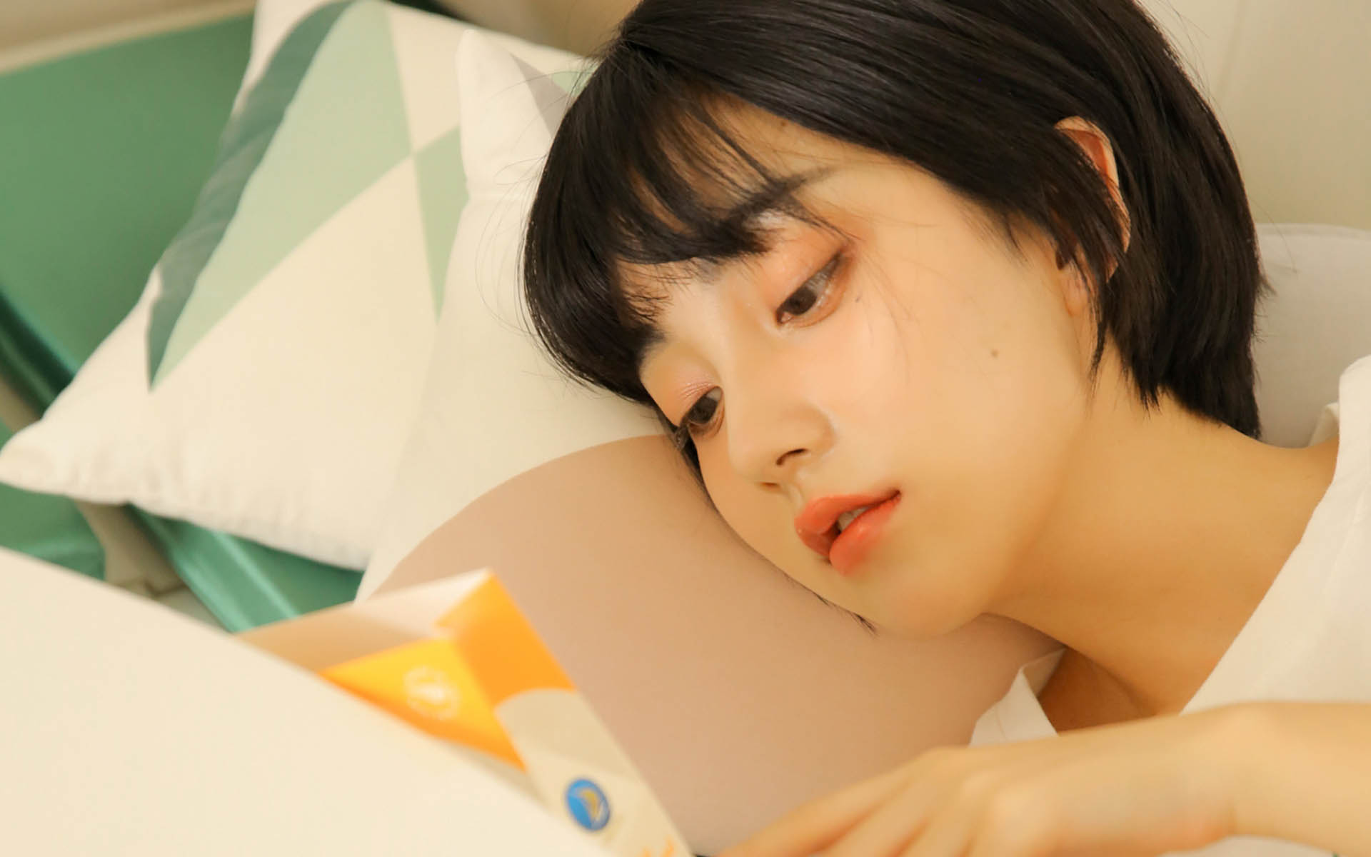 阳光短发美女