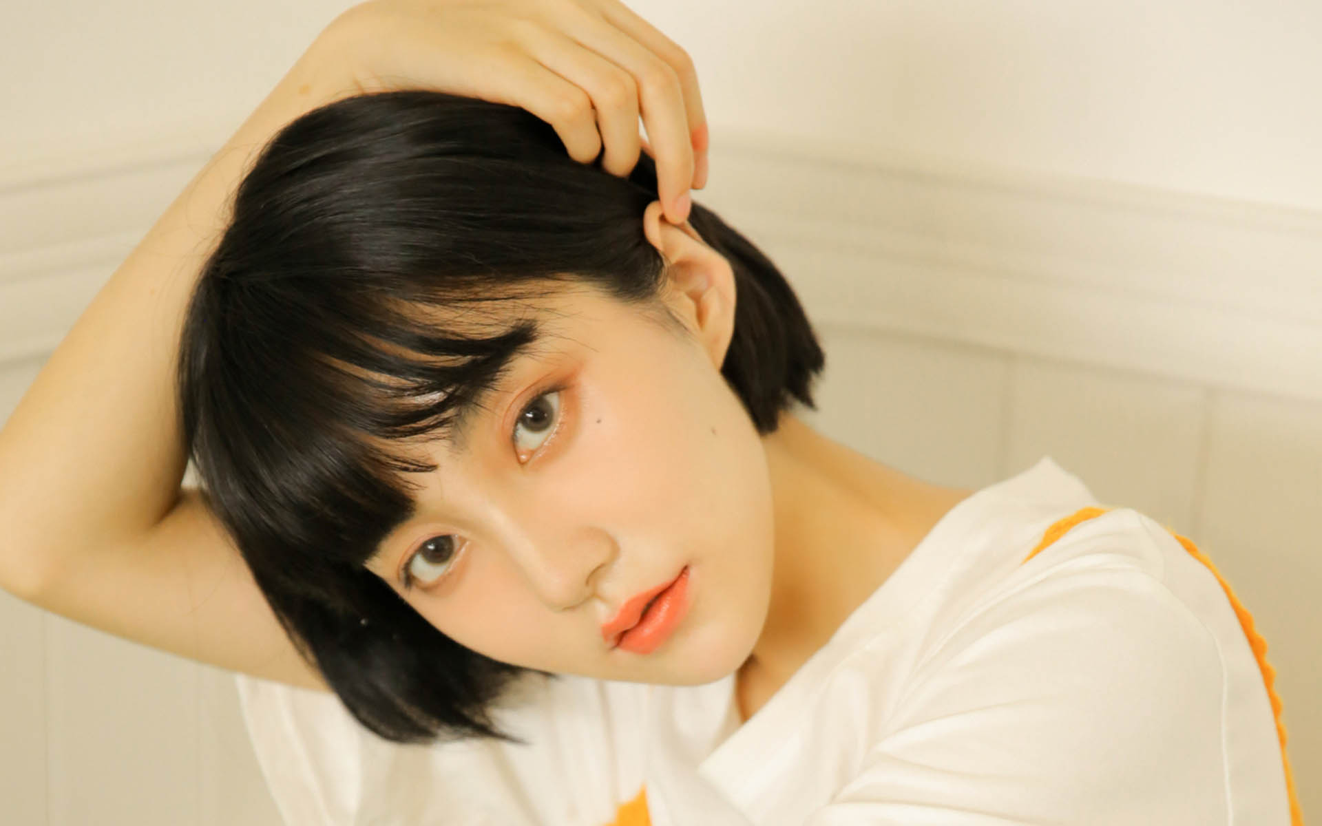 阳光短发美女