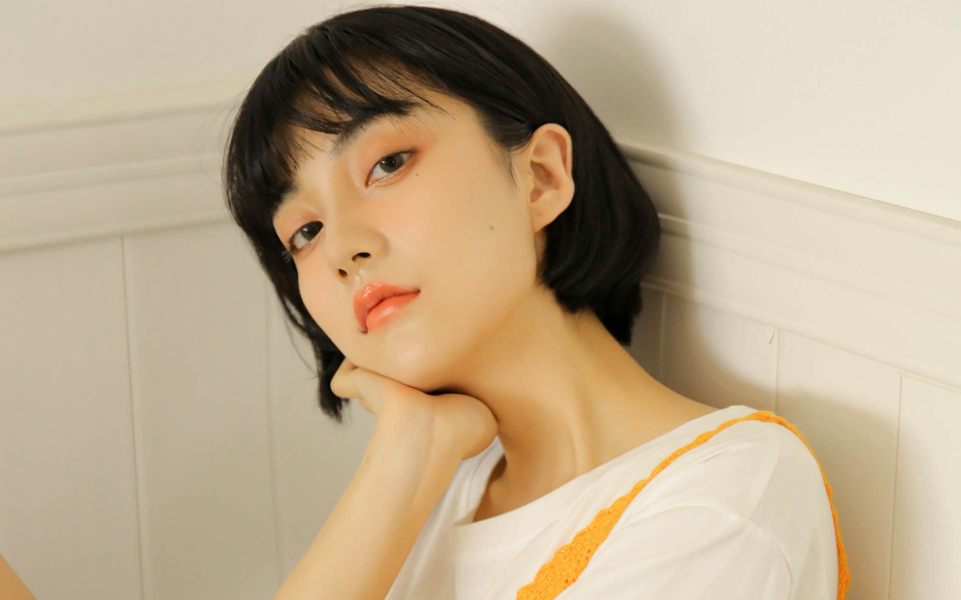 阳光短发美女
