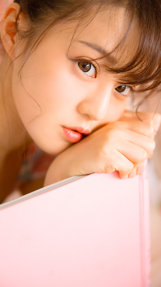 抽屉里有一只小女孩