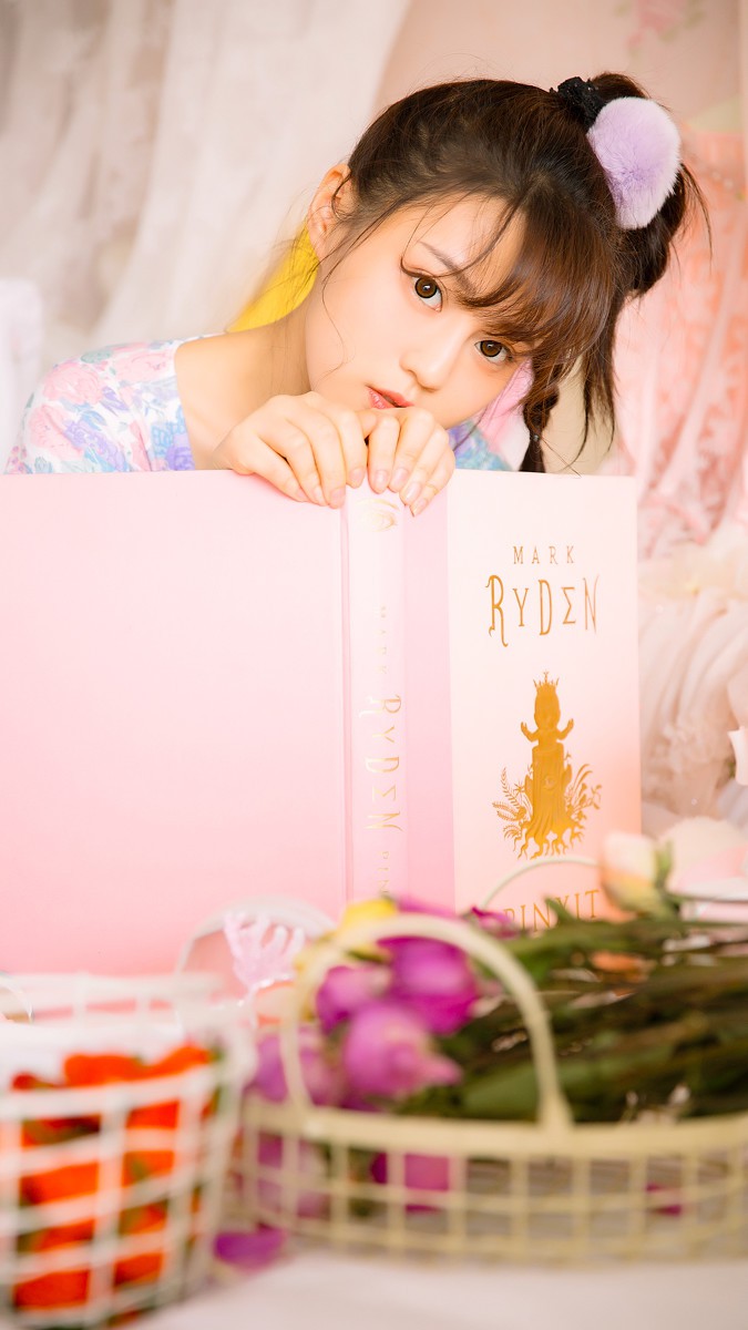 抽屉里有一只小女孩
