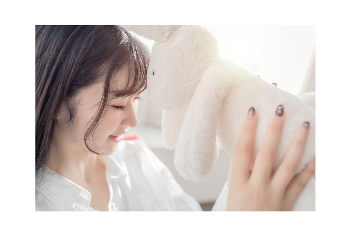 白衬衫少女