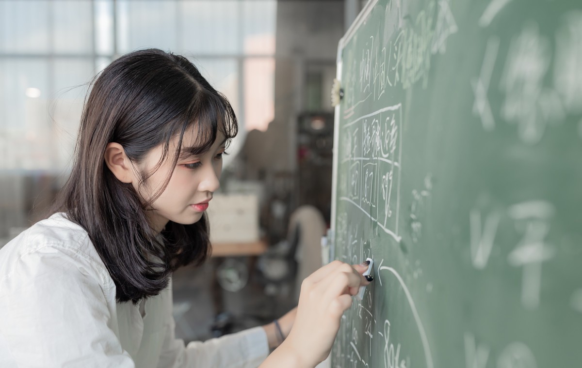 白衬衫少女