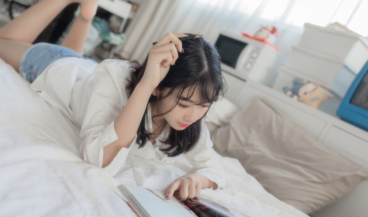 白衬衫少女