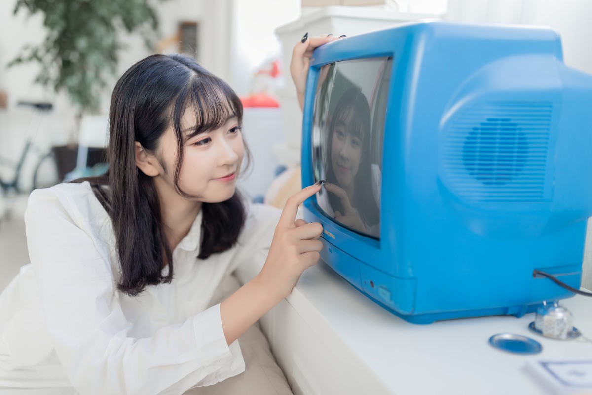 白衬衫少女