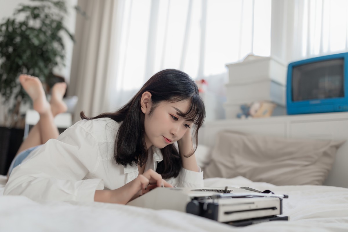 白衬衫少女