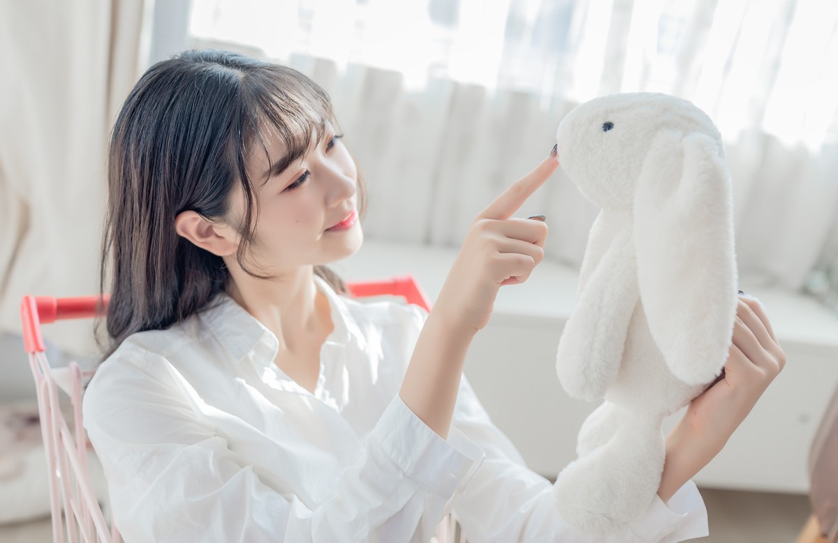 白衬衫少女