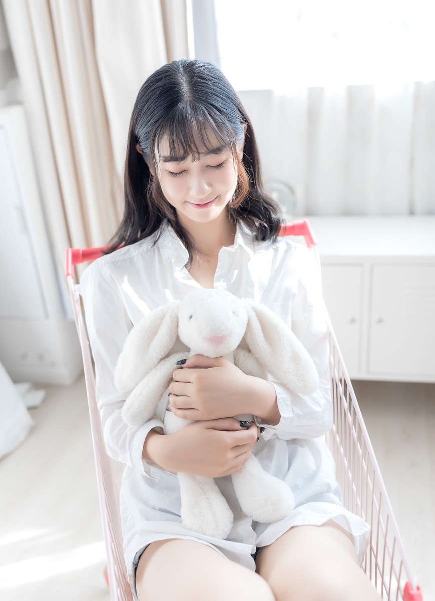白衬衫少女