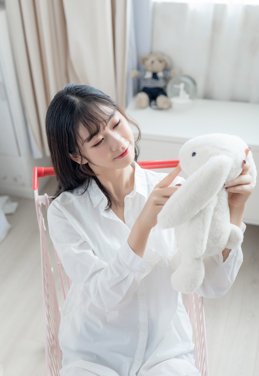 白衬衫少女