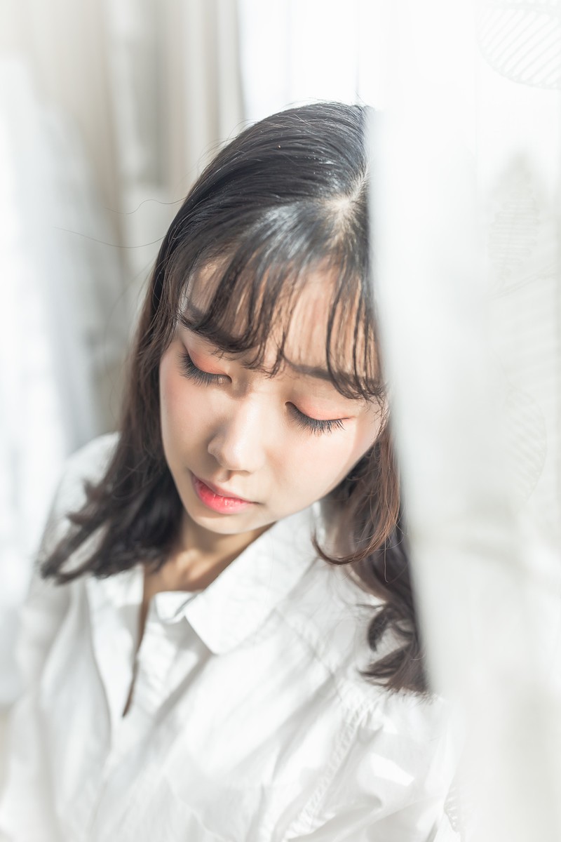 白衬衫少女
