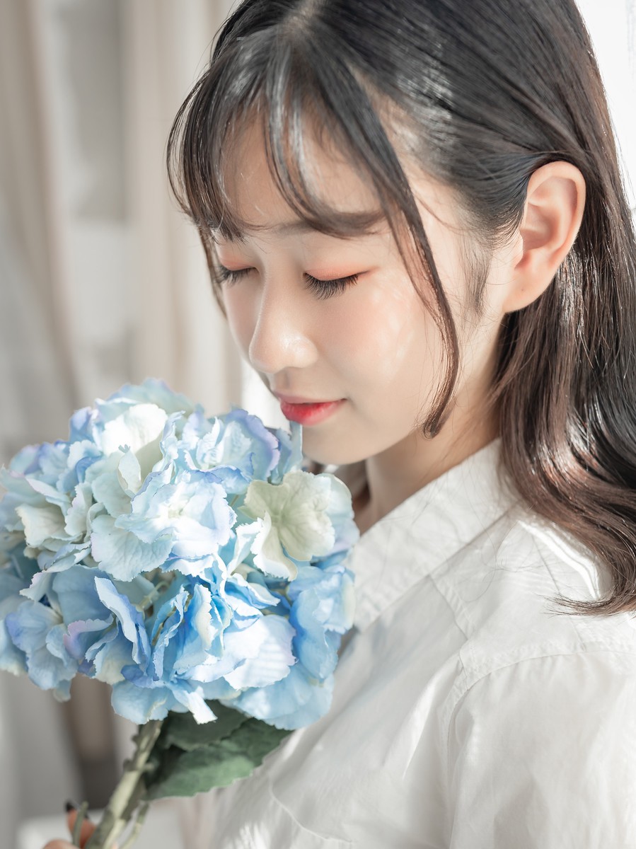 白衬衫少女