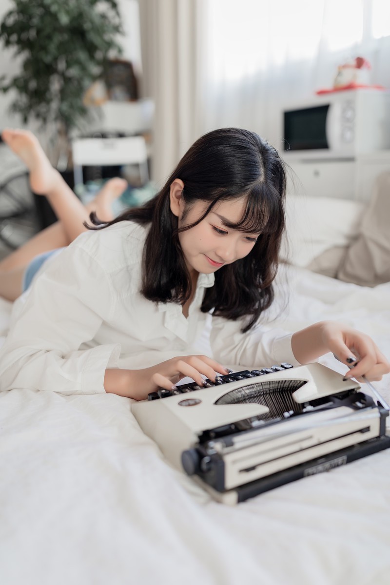 白衬衫少女
