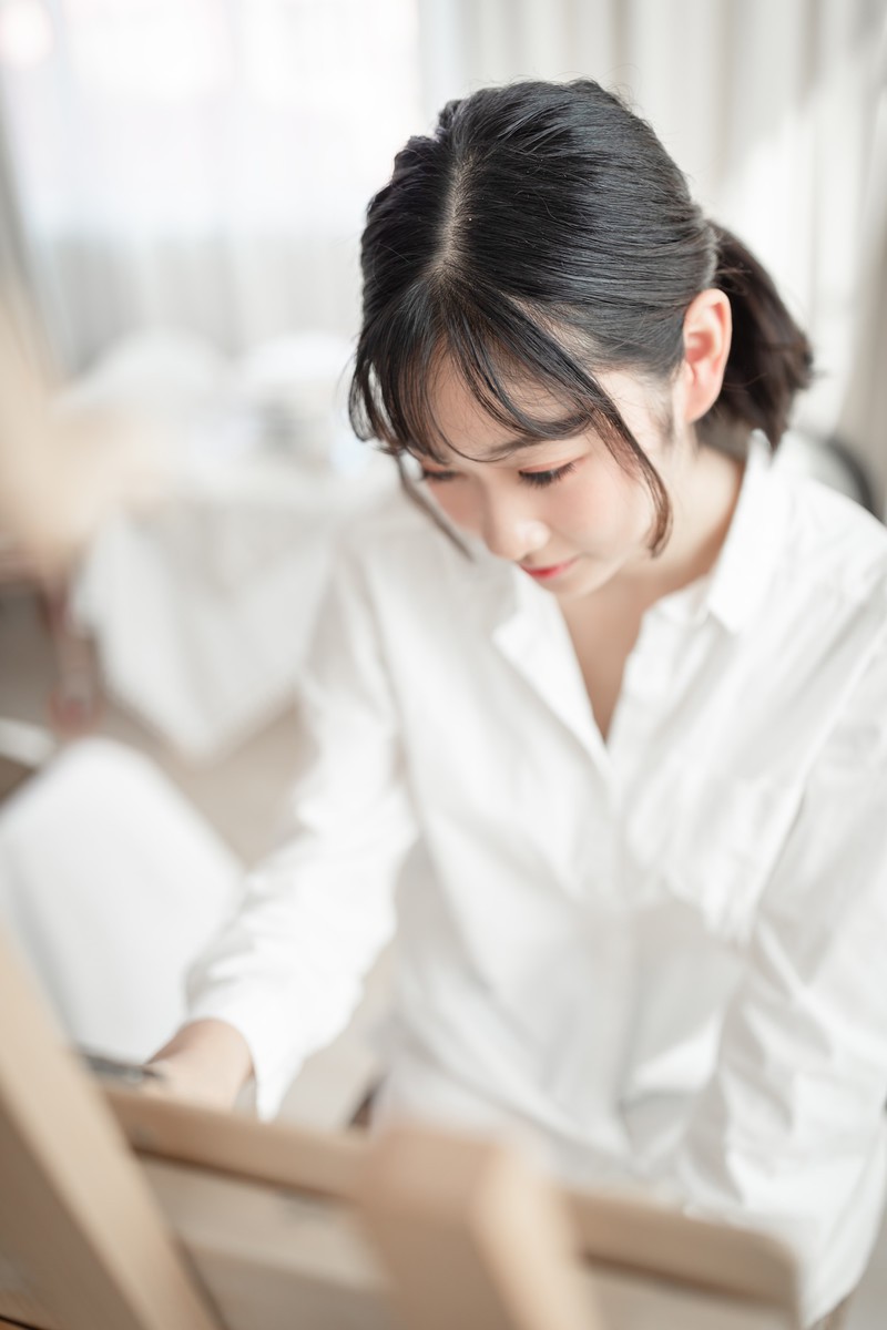 白衬衫少女