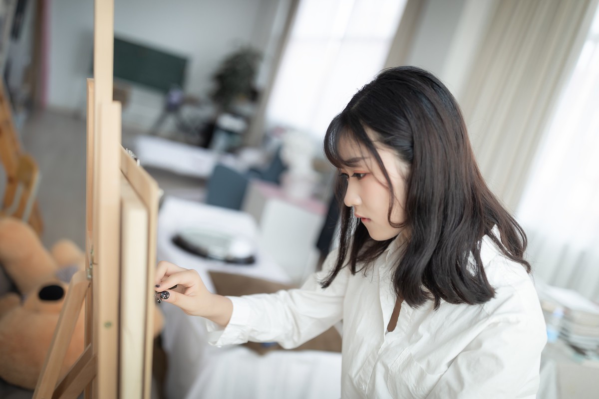 白衬衫少女