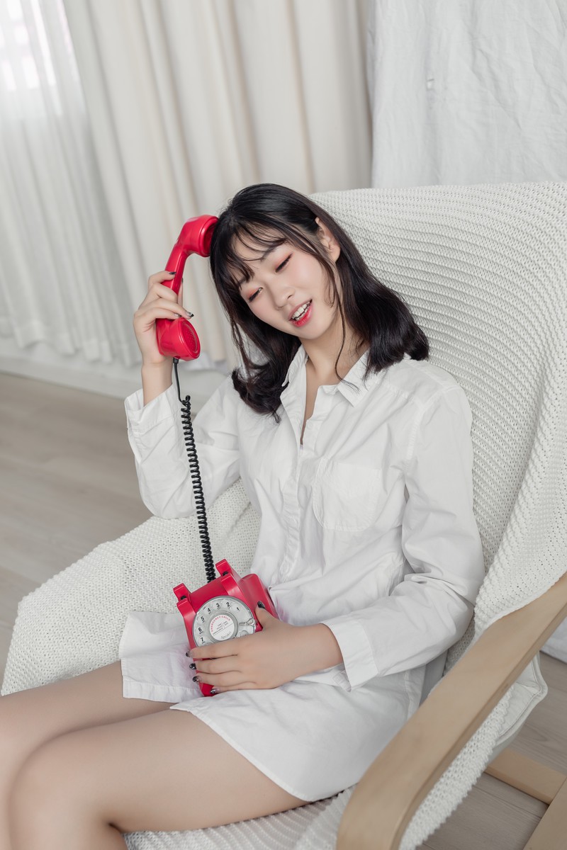 白衬衫少女