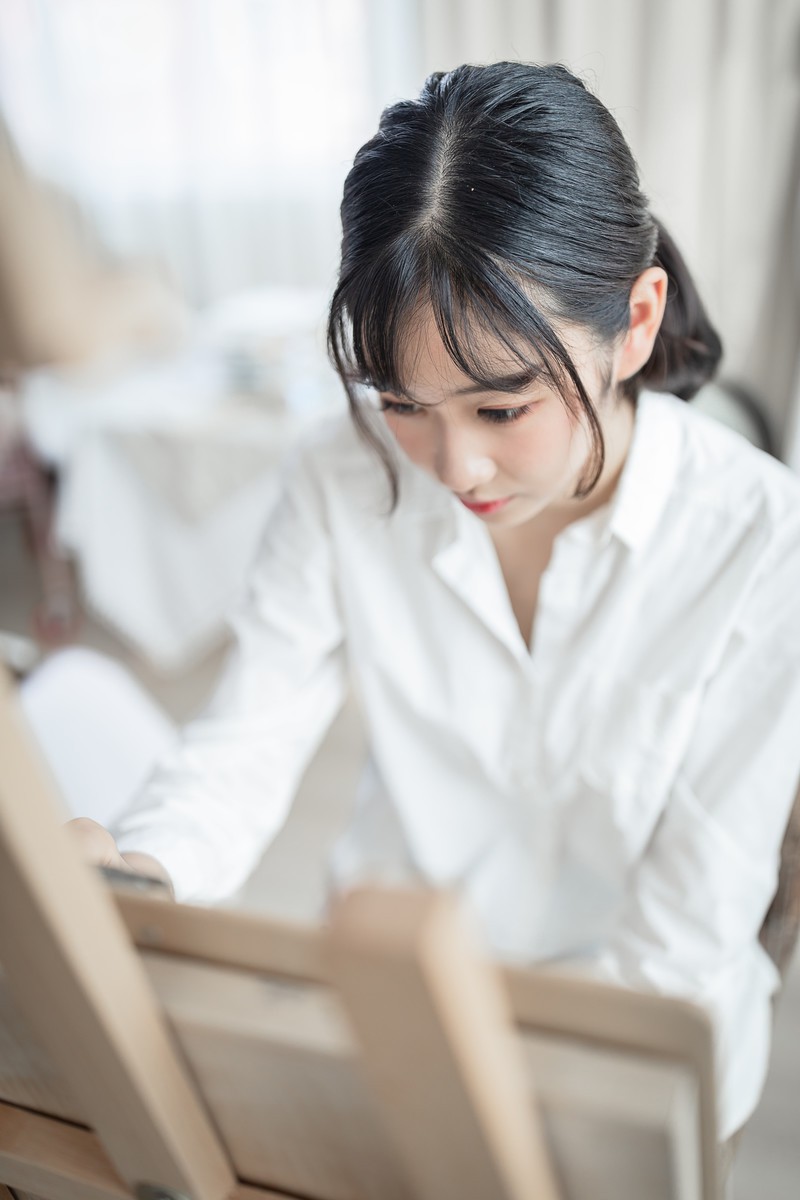 白衬衫少女