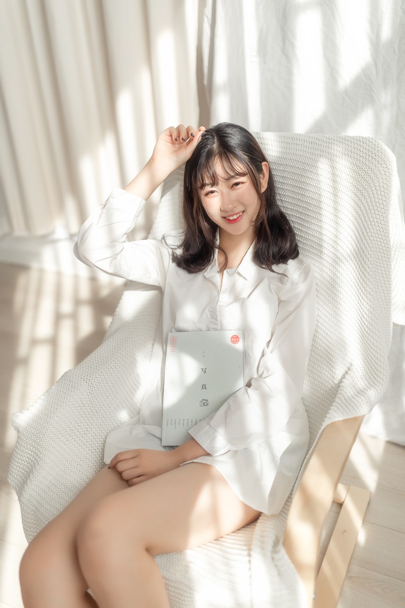 白衬衫少女