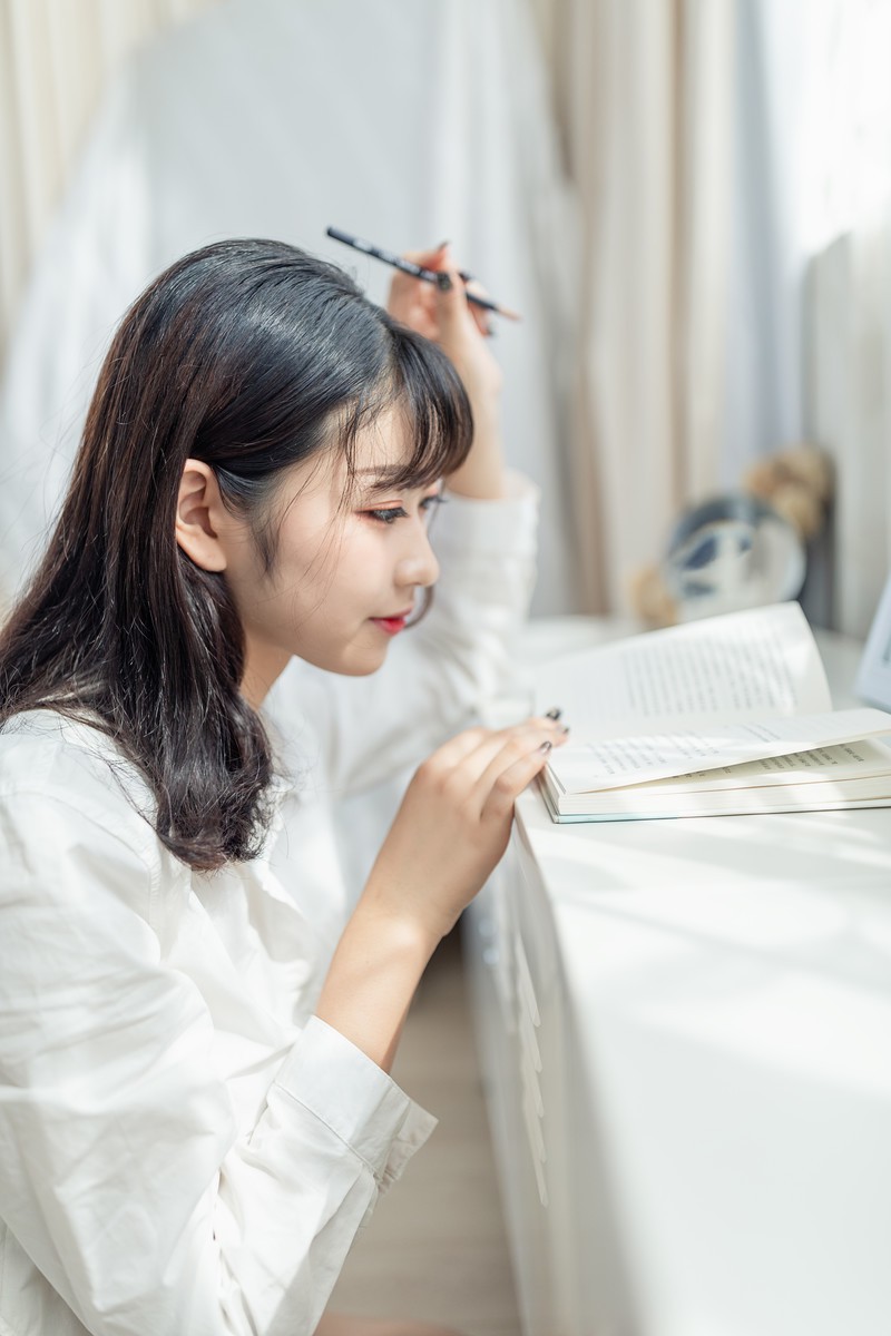 白衬衫少女