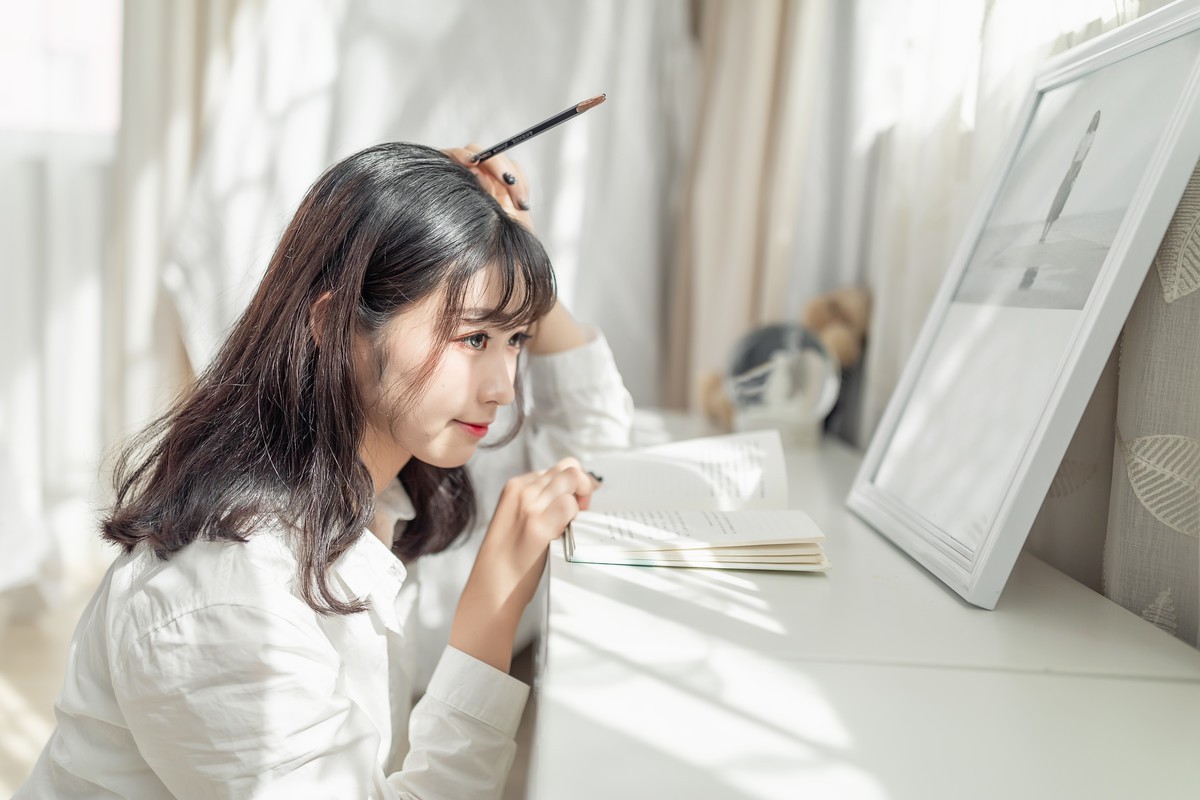白衬衫少女