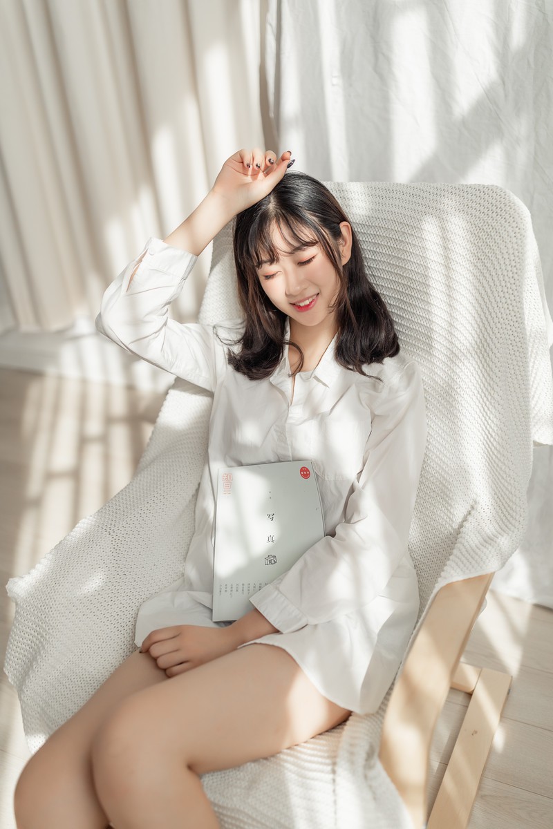 白衬衫少女
