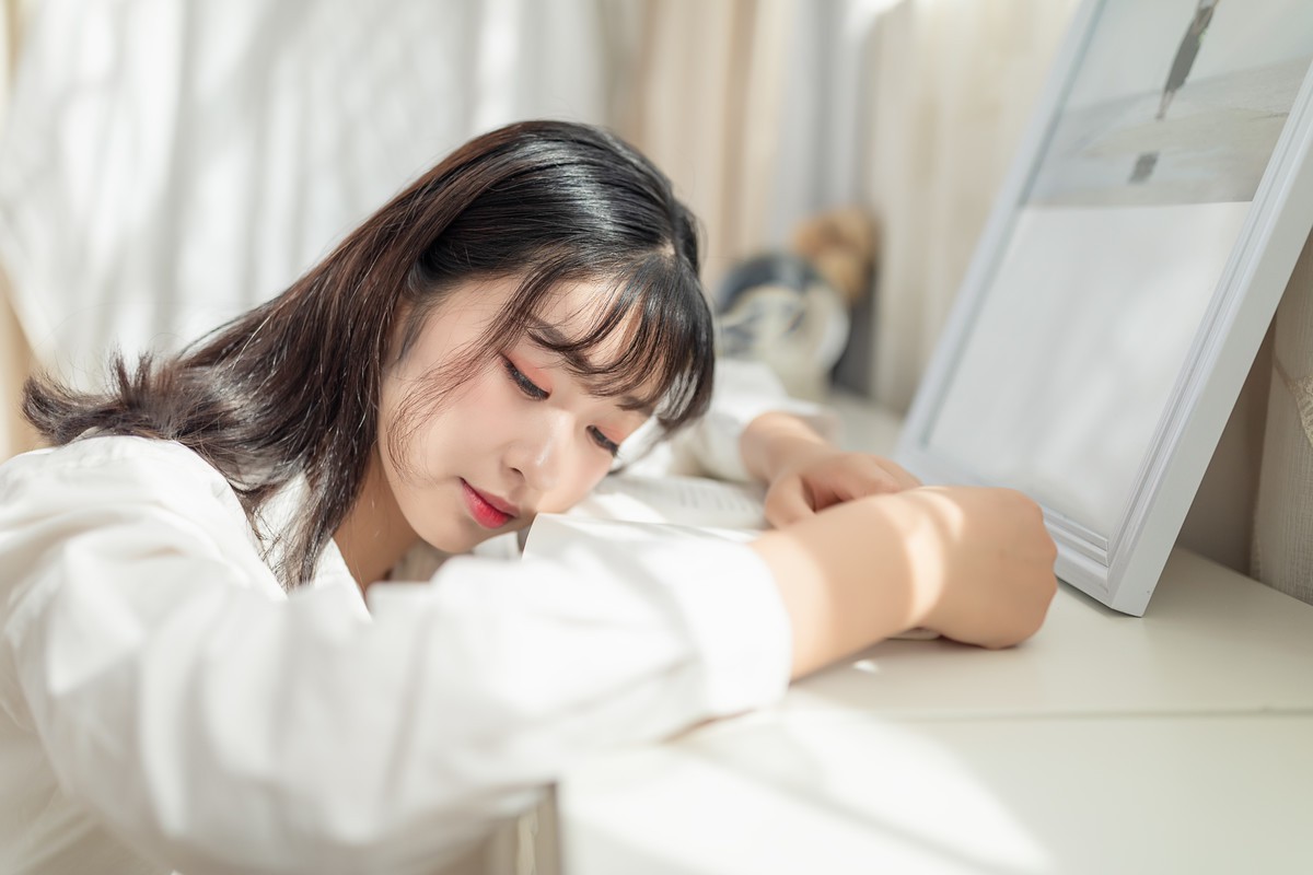 白衬衫少女