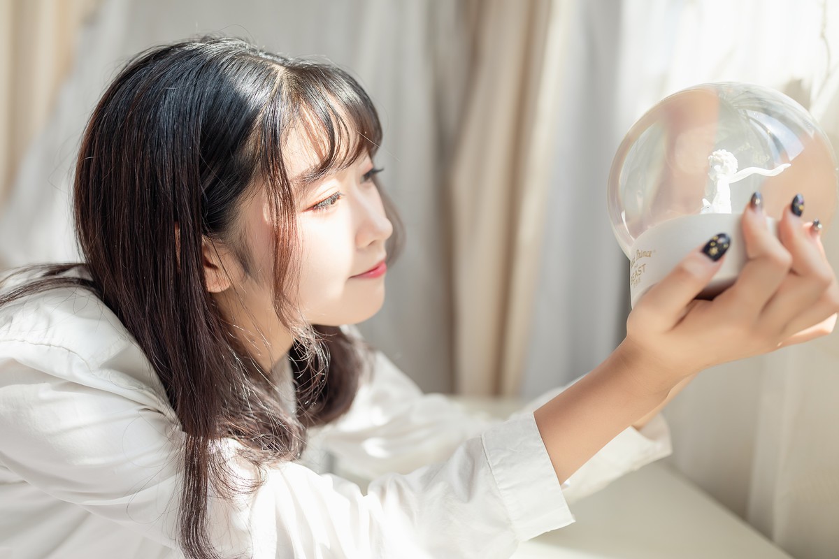 白衬衫少女