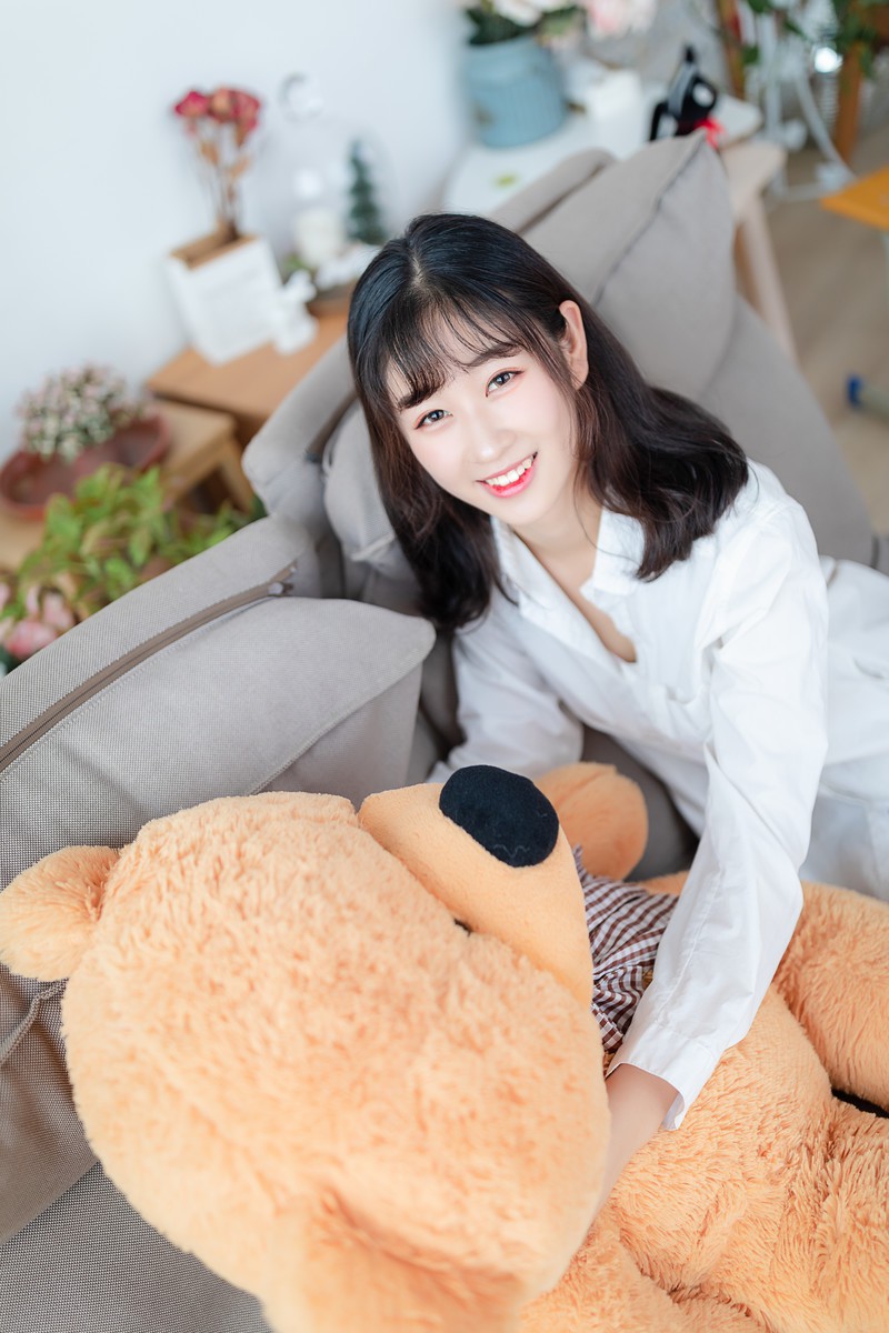 白衬衫少女