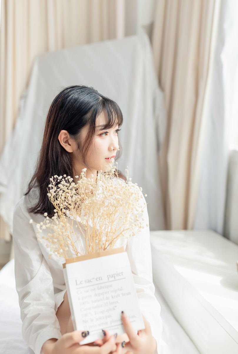 白衬衫少女