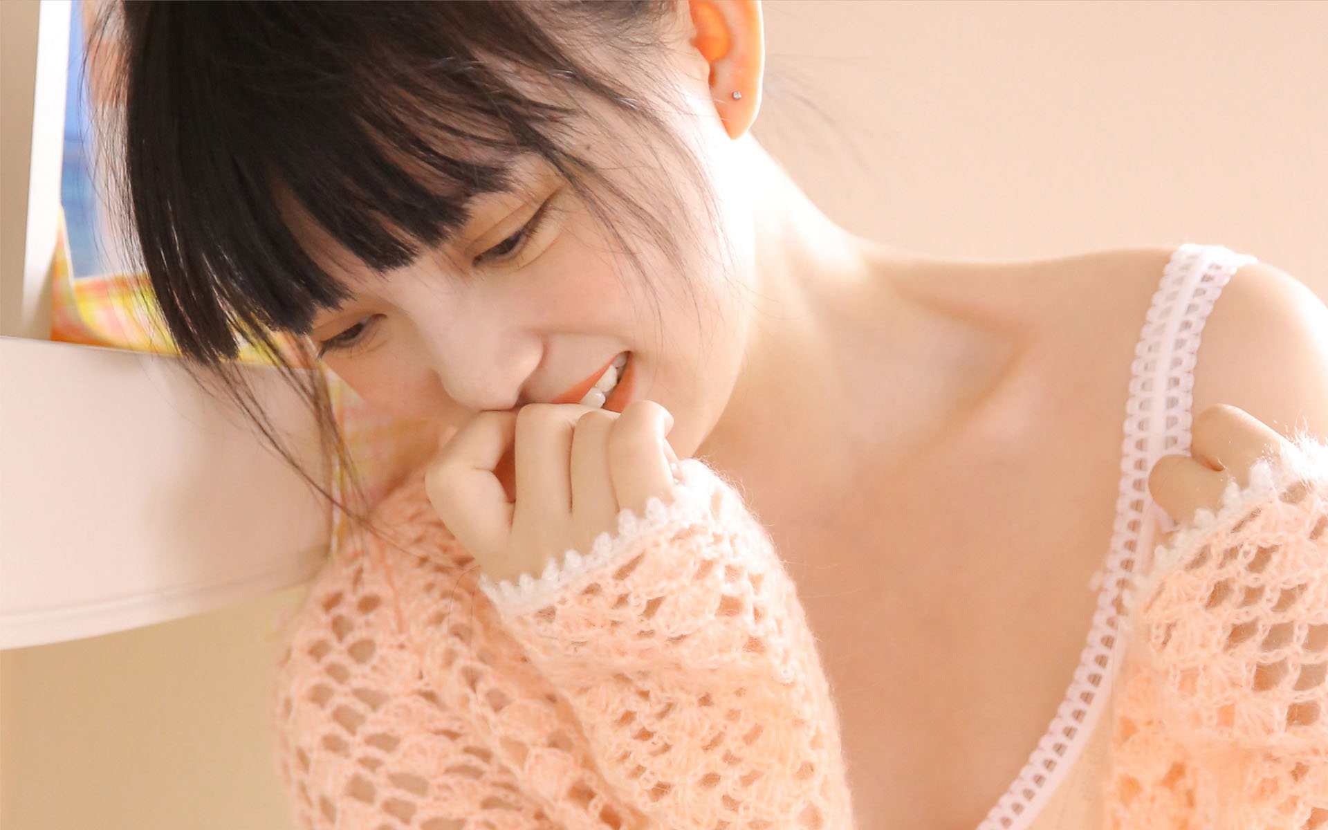 粉红吊带美女